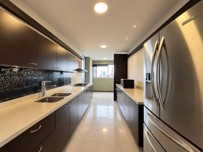 Apartamento de 3 alcobas en arriendo en El Poblado, Medellín, 216 m² · foto 5 de 19