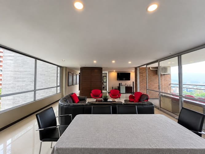 Apartamento de 3 alcobas en arriendo en El Poblado, Medellín, 216 m² · foto 3 de 19