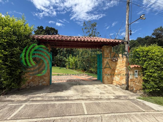 Casa de 3 alcobas en venta en Los Llanitos, Piedecuesta, 250 m² · foto 2 de 24