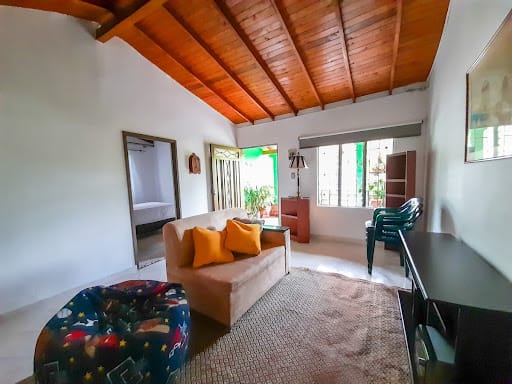 Casa de 5 alcobas en venta en El Chocho, Envigado, 194 m² · foto 2 de 15