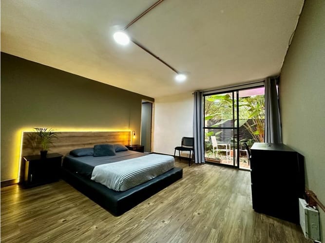 Apartaestudio en venta en La Aguacatala, Medellín, 245 m² · foto 2 de 24