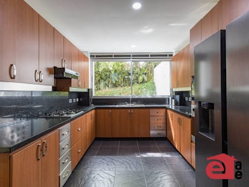 Casa de 6 alcobas en arriendo en Belén, Medellín, 502 m² · foto 7 de 24