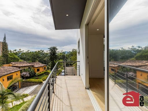 Casa de 6 alcobas en arriendo en Belén, Medellín, 502 m² · foto 21 de 24