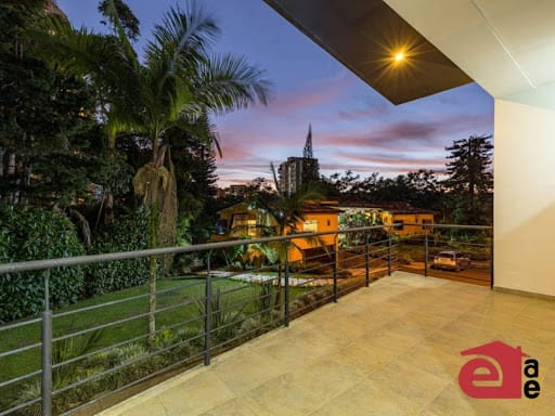 Casa de 6 alcobas en arriendo en Belén, Medellín, 502 m² · foto 22 de 24