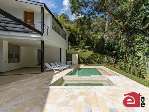 Casa de 6 alcobas en arriendo en Belén, Medellín, 502 m² · foto 23 de 24