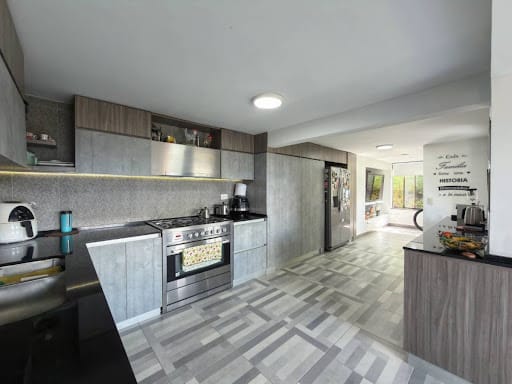 Casa de 3 alcobas en venta en Las Antillas, Envigado, 234 m² · foto 4 de 24