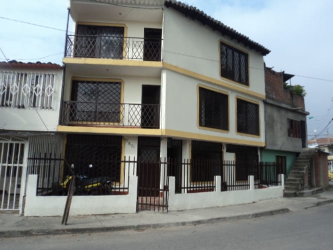 Casa de 6 alcobas en venta en Villa Del Lago, Cali, 248 m² · foto 2 de 14