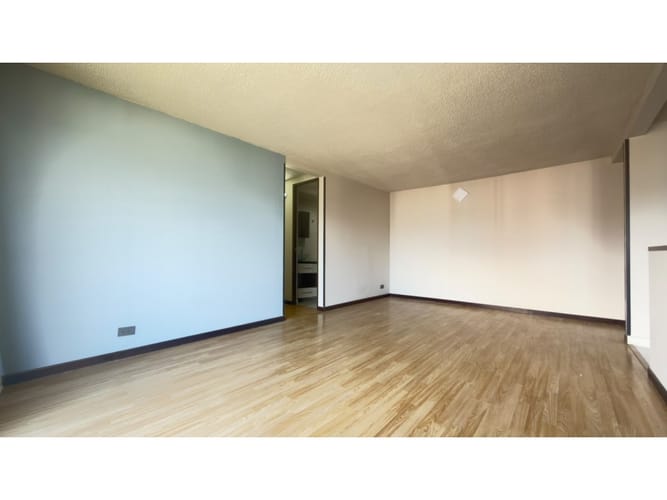 Apartamento de 3 alcobas en venta en Loma De Los Bernal, Medellín, 74 m² · foto 2 de 17