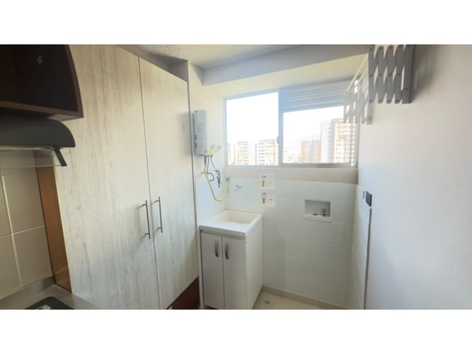 Apartamento de 3 alcobas en venta en Loma De Los Bernal, Medellín, 74 m² · foto 4 de 17