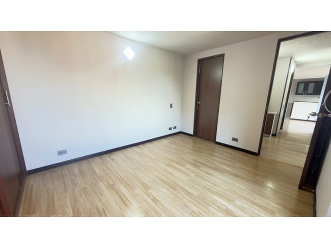 Apartamento de 3 alcobas en venta en Loma De Los Bernal, Medellín, 74 m² · foto 5 de 17