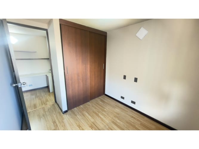 Apartamento de 3 alcobas en venta en Loma De Los Bernal, Medellín, 74 m² · foto 6 de 17