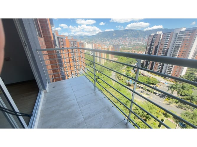 Apartamento de 3 alcobas en venta en Loma De Los Bernal, Medellín, 74 m² · foto 12 de 17