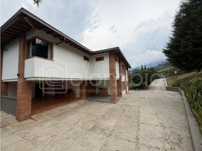 Finca en arriendo en La Mina, Envigado, 700 m² · foto 2 de 24