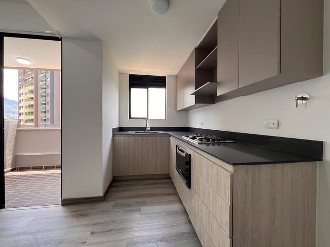 Apartamento de 3 alcobas en arriendo en El Poblado, Medellín, 76 m² · foto 2 de 13