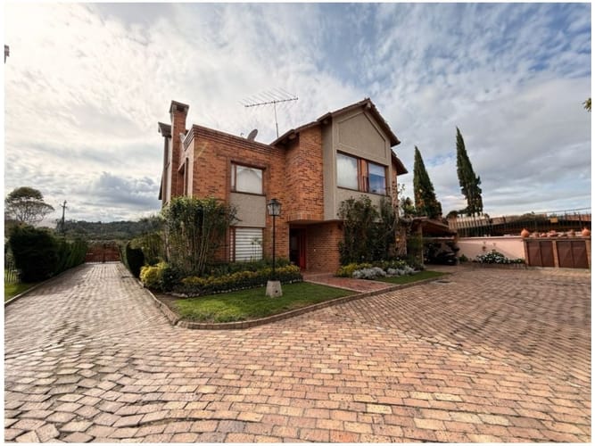 Casa de 6 alcobas en venta en Suba Urbano, Bogotá, 214 m² · foto 2 de 24