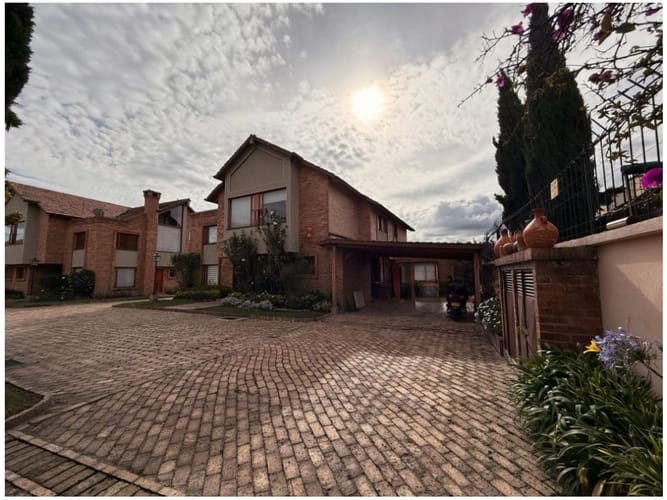 Casa de 6 alcobas en venta en Suba Urbano, Bogotá, 214 m² · foto 3 de 24