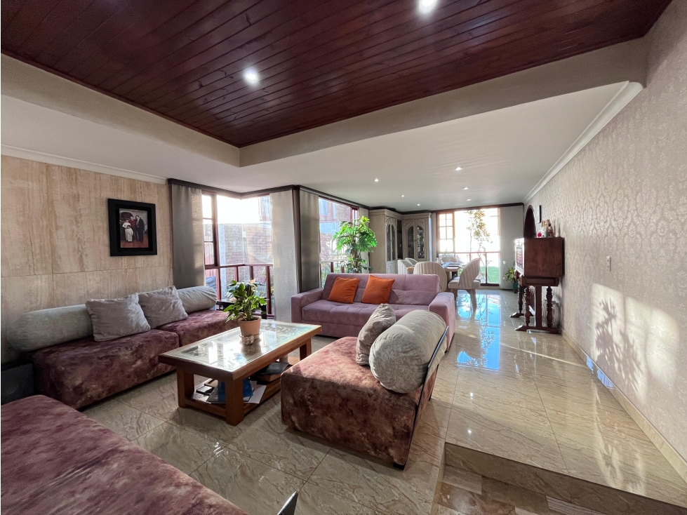 Casa en venta en San Jose De Bavaria, Bogotá · foto 2 de 24