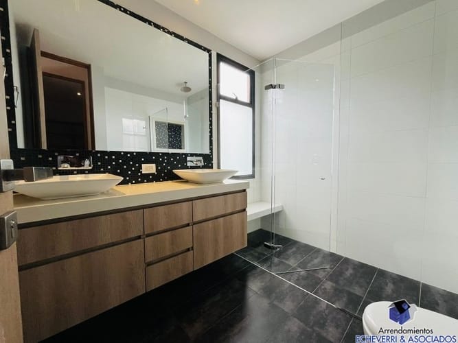 Casa de 3 alcobas en venta en Loma Del Chocho, Envigado, 520 m² · foto 2 de 24