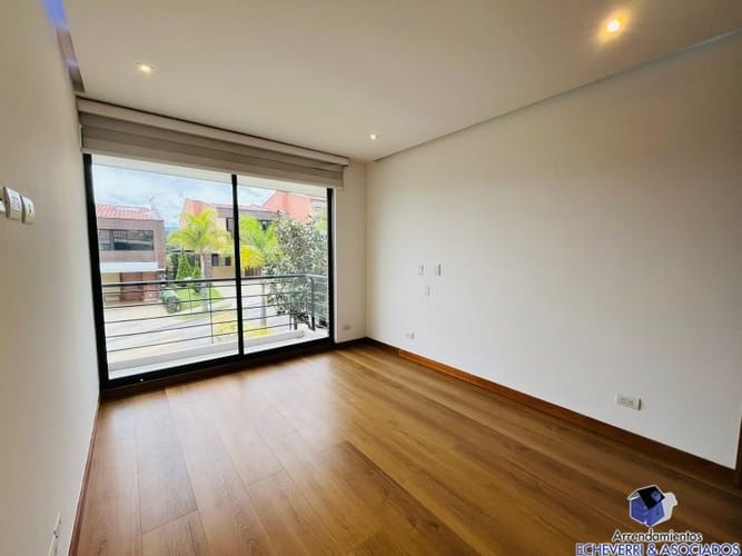 Casa de 3 alcobas en venta en Loma Del Chocho, Envigado, 520 m² · foto 3 de 24