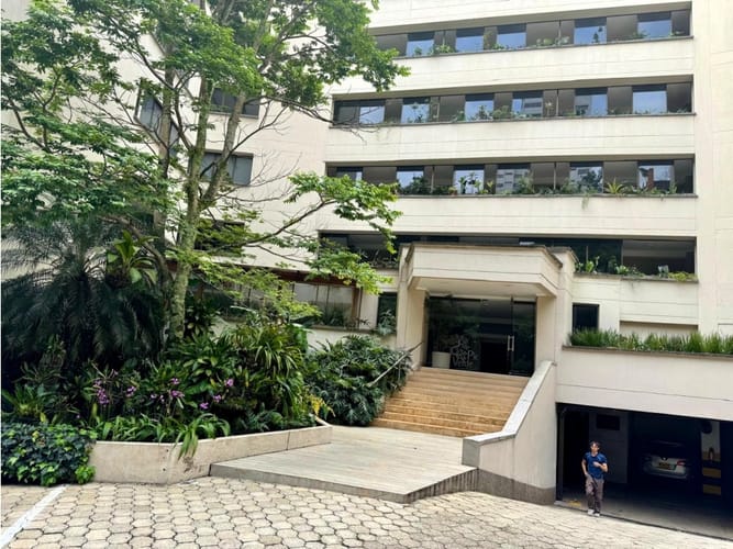 Apartamento de 4 alcobas en venta en Loma Del Campestre, Medellín, 477 m² · foto 2 de 24