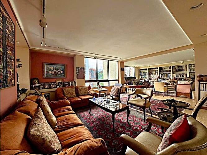 Apartamento de 4 alcobas en venta en Loma Del Campestre, Medellín, 477 m² · foto 8 de 24