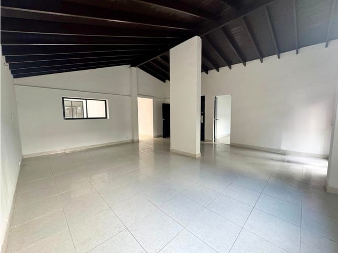 Casa en venta en Manila, Medellín, 331 m² · foto 4 de 13