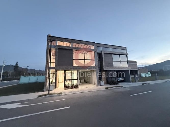 Casa de 4 alcobas en venta en La Ceja, 135 m² · foto 2 de 23