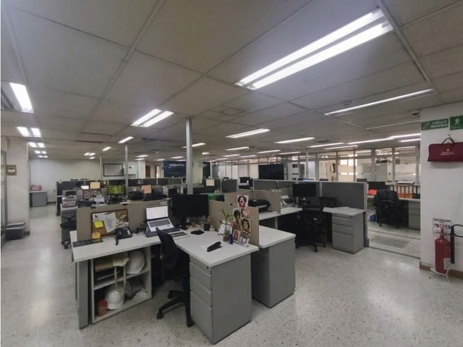 Oficina en venta en Prados De Sabaneta, Sabaneta, 700 m² · foto 2 de 9