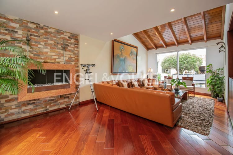 Casa de 5 alcobas en venta en San Jose De Bavaria, Bogotá, 700 m² · foto 3 de 20