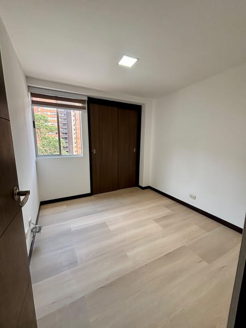 Apartamento de 4 alcobas en venta en Loma De San Jose, Sabaneta, 95 m² · foto 4 de 11