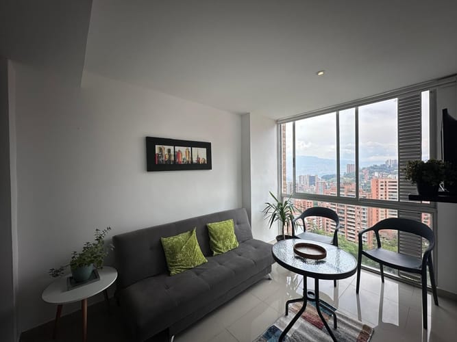 Apartamento de 1 alcoba en venta en El Tesoro, Medellín, 35 m² · foto 2 de 17