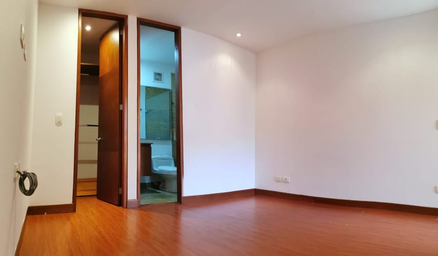 Apartamento de 2 alcobas en venta en Chicó Navarra, Bogotá, 76 m² · foto 11 de 18