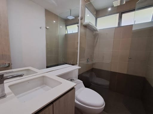 Apartamento de 3 alcobas en arriendo en Castropol, Medellín, 154 m² · foto 19 de 24