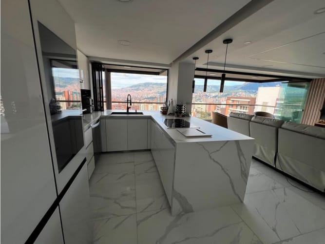 Apartamento de 3 alcobas en venta en Loma De Los Bernal, Medellín, 120 m² · foto 2 de 12