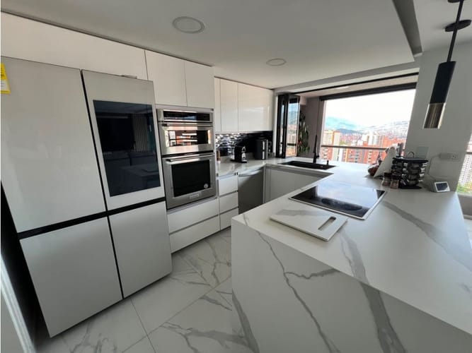 Apartamento de 3 alcobas en venta en Loma De Los Bernal, Medellín, 120 m² · foto 3 de 12