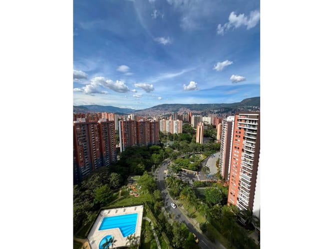 Apartamento de 3 alcobas en venta en Loma De Los Bernal, Medellín, 120 m² · foto 5 de 12