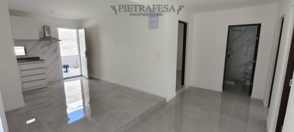 Apartamento en alquiler, 3 dormitorios, 1 baño, patio, cochera. Cerrito.