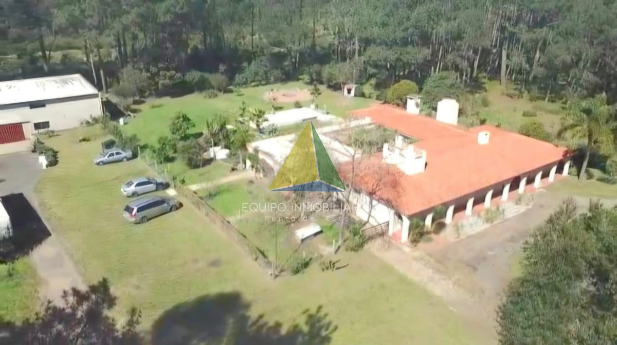 Propiedad única de excelente construcción en Burnett, gran terreno - Punta del Este - Ref : EQP8546