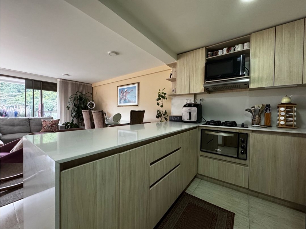 Apartamento en venta en Loma De Los Bernal, Medellín · foto 2 de 13
