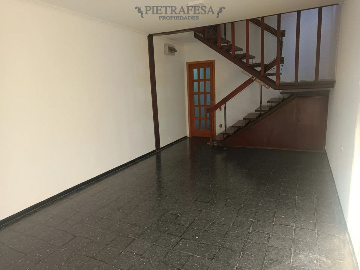 Casa en alquiler, 2 dormitorios, 2 baños, patio con parrillero, cochera. Brazo Oriental. · Foto 4