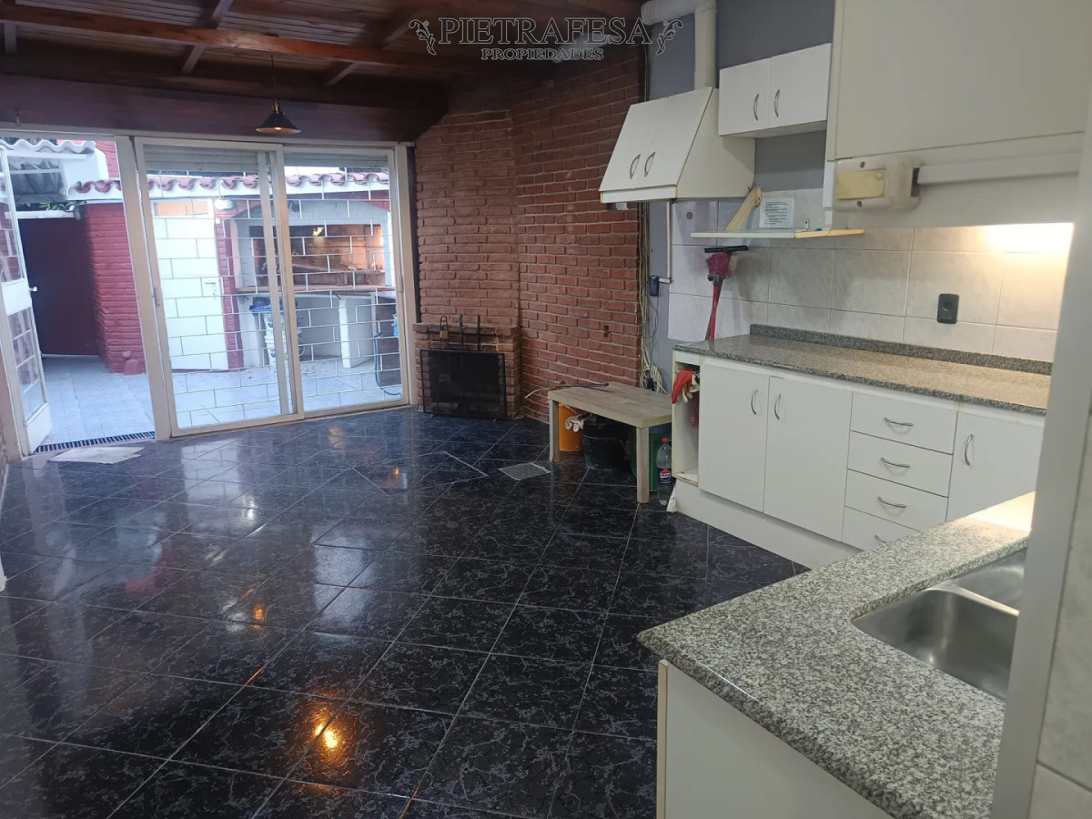 Casa en alquiler, 2 dormitorios, 2 baños, patio con parrillero, cochera. Brazo Oriental. · Foto 6