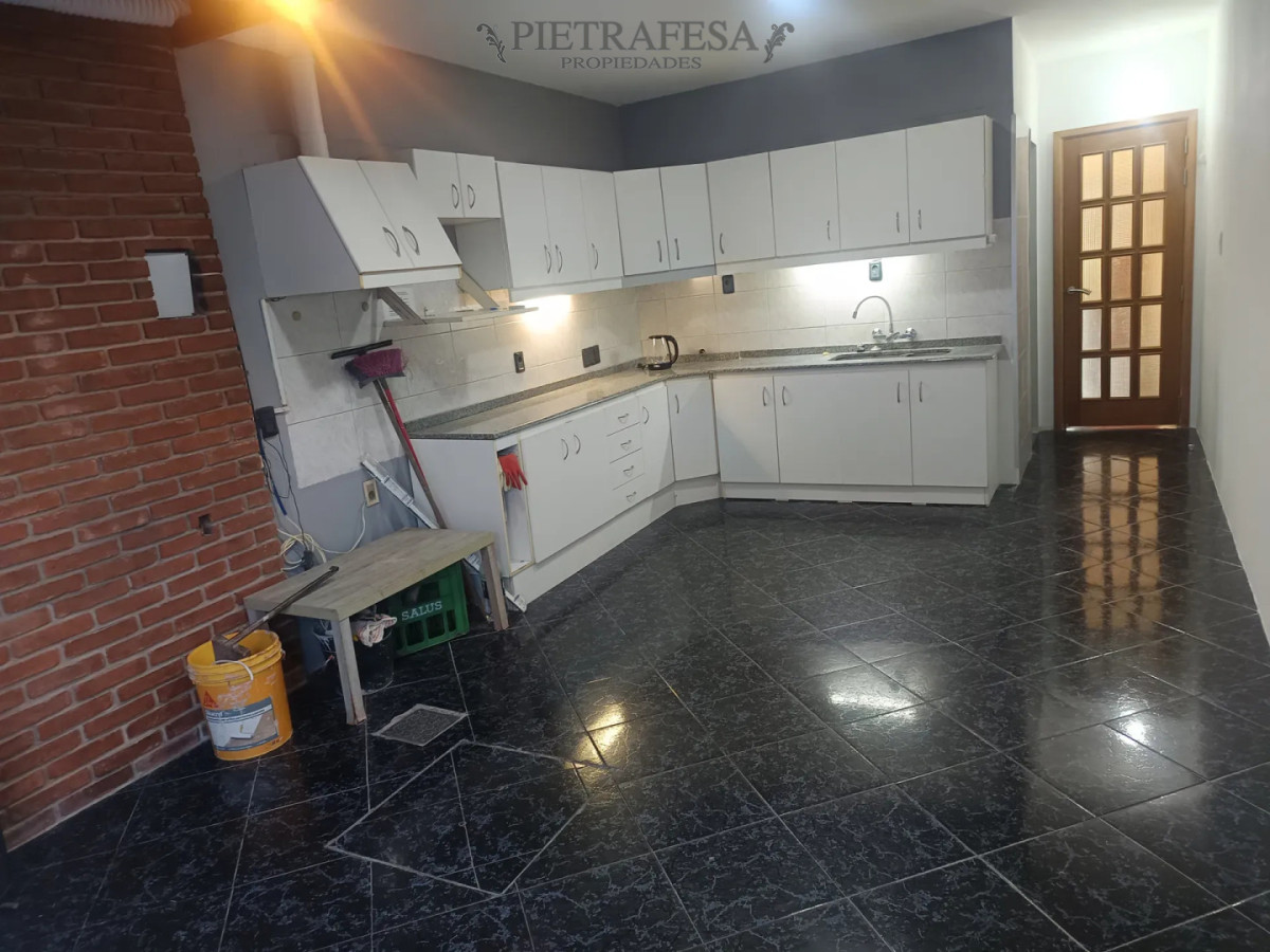 Casa en alquiler, 2 dormitorios, 2 baños, patio con parrillero, cochera. Brazo Oriental. · Foto 8