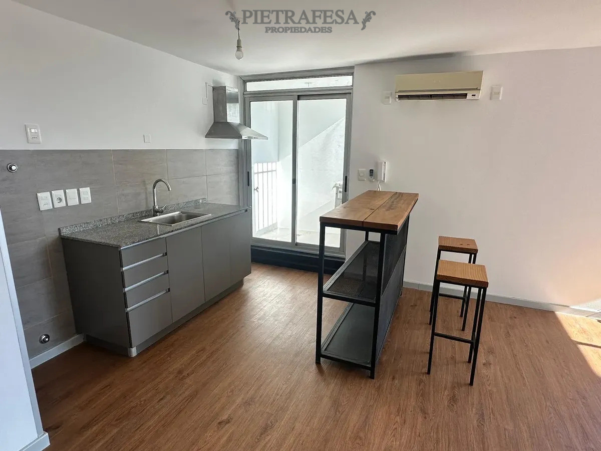 Apartamento en alquiler, 1 dormitorio, 1 baño, balcón, terraza, garaje. Tres Cruces. · Foto 7