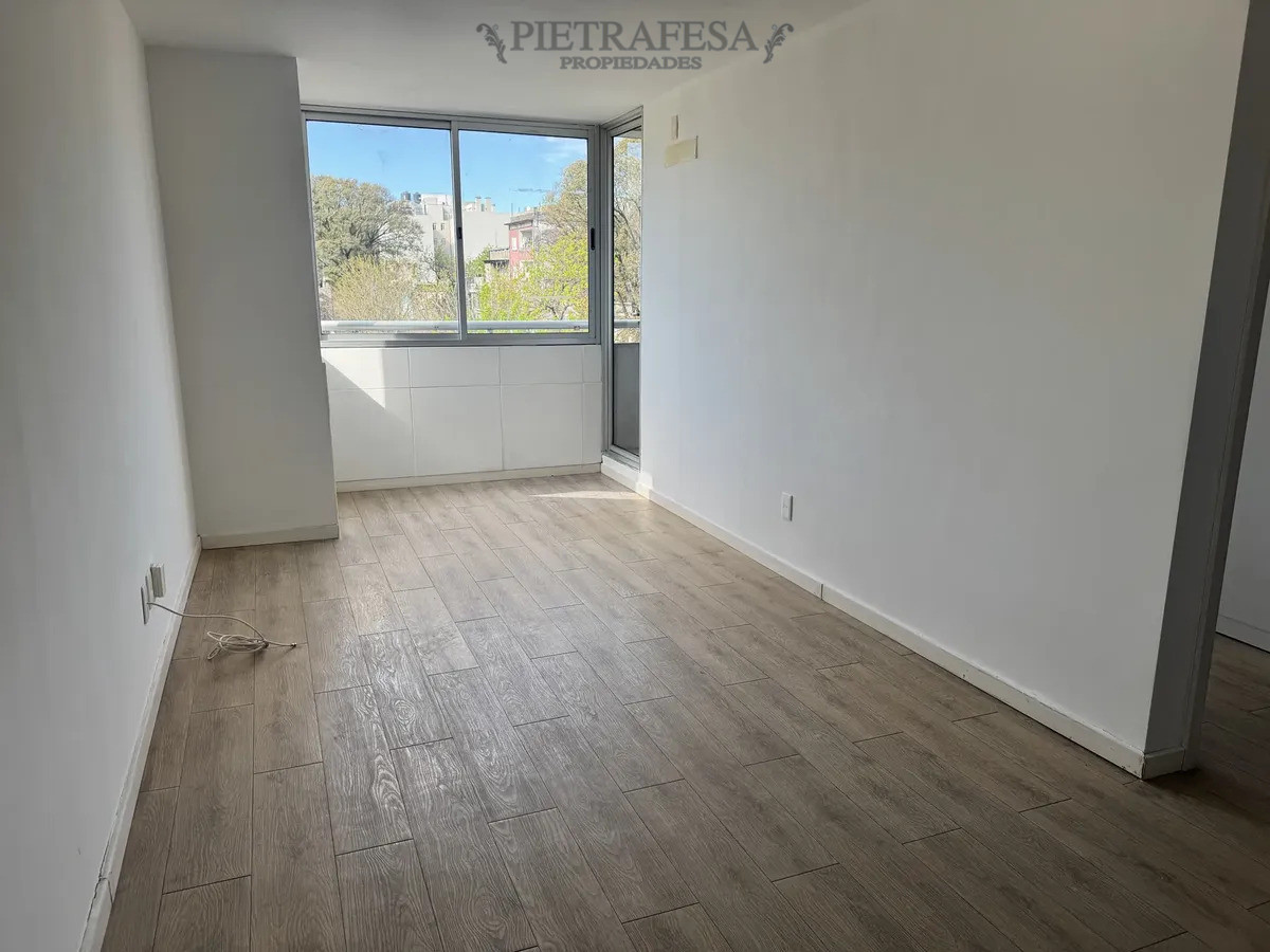 Apartamento en alquiler, 1 dormitorio, 1 baño, balcón. Tres Cruces.