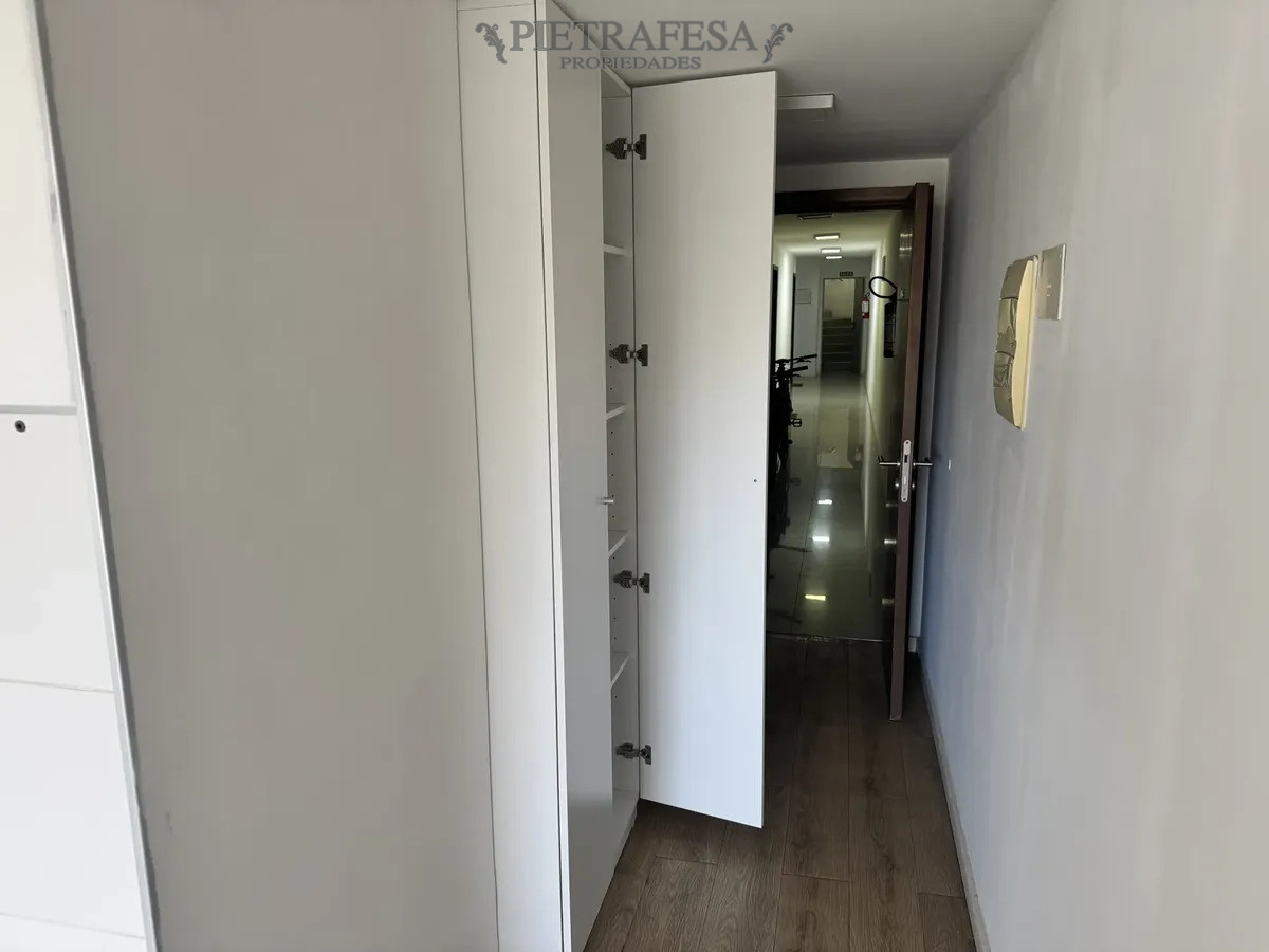 Apartamento en alquiler, 1 dormitorio, 1 baño, balcón. Tres Cruces. · Foto 3