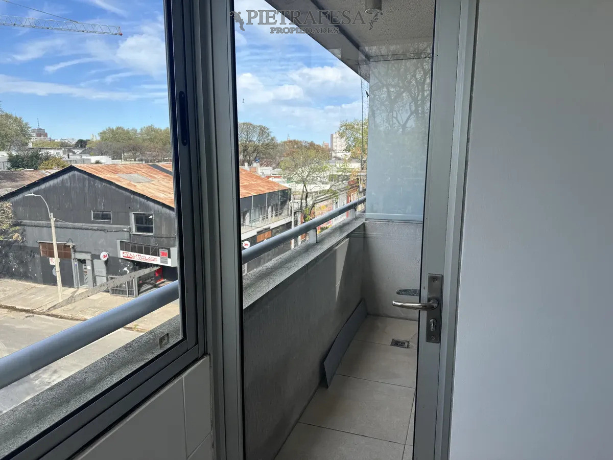 Apartamento en alquiler, 1 dormitorio, 1 baño, balcón. Tres Cruces. · Foto 4