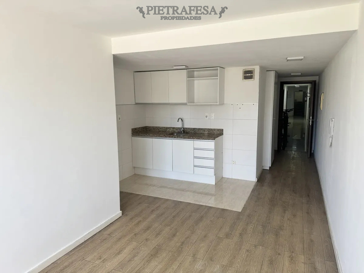 Apartamento en alquiler, 1 dormitorio, 1 baño, balcón. Tres Cruces. · Foto 5