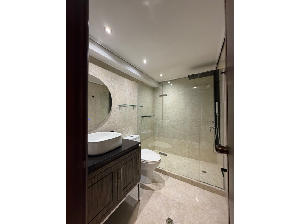 Apartamento en arriendo en El Poblado, Medellín · foto 3 de 24