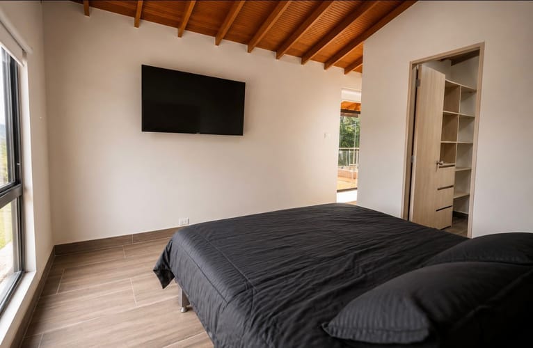 Casa de 7 alcobas en venta en Loma Del Chocho, Envigado, 850 m² · foto 2 de 23