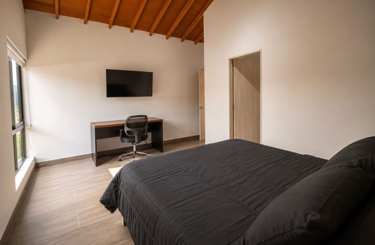 Casa de 7 alcobas en venta en Loma Del Chocho, Envigado, 850 m² · foto 3 de 23